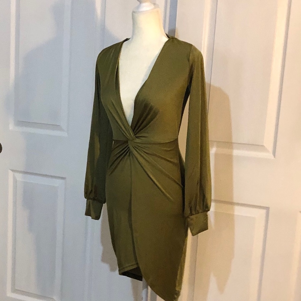 ❣️50%Off❣️ Twisted V Plunge Dress - Picture 3 of 11